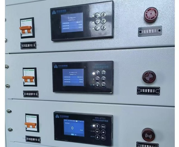 开关柜柜门上安装的 WRS-MTS31 主机显示屏与报警指示灯